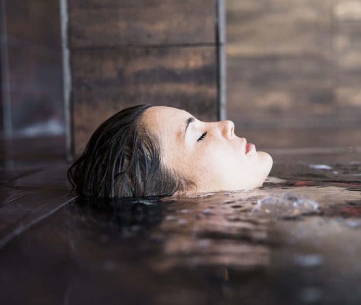 Mujer sumergida en la piscina