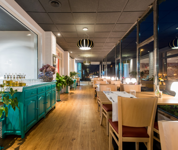 Dining room of the hotel's restaurant with views of the exterior.