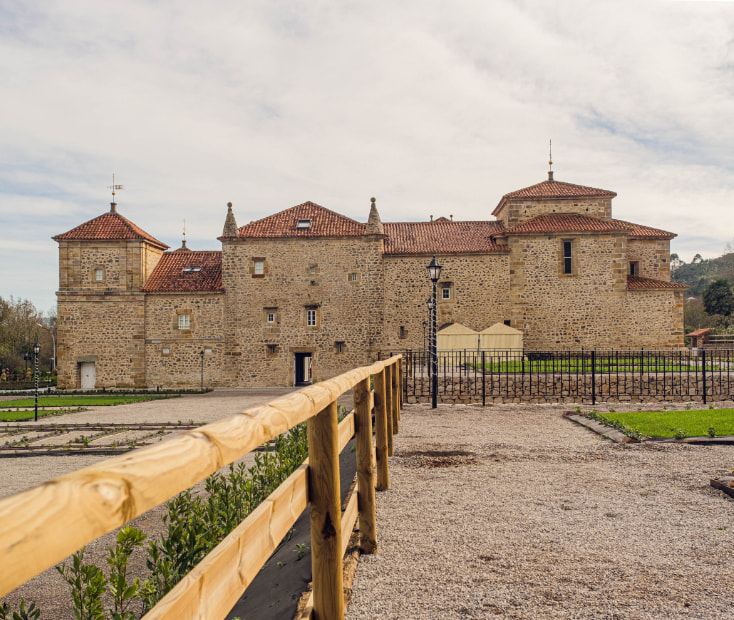 Vista exterior de Palacio de los Acevedo en Hoznayo