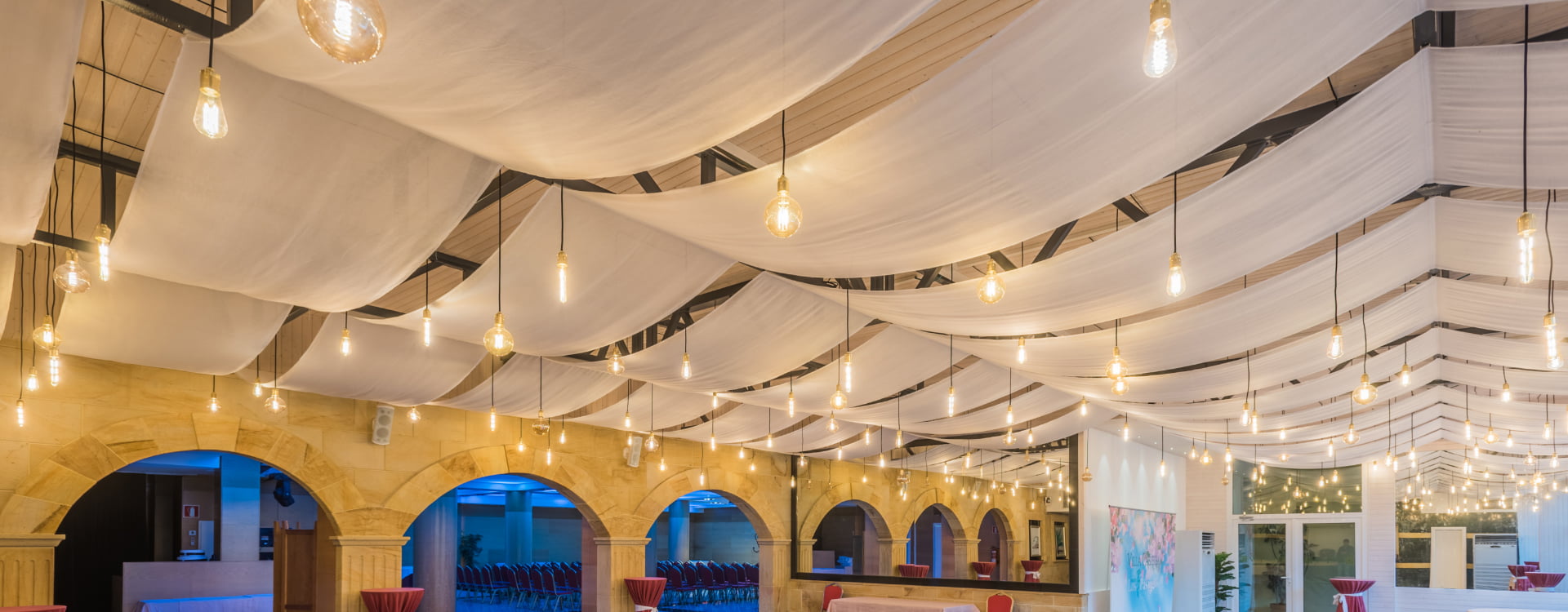 Salón comedor decorado con luces