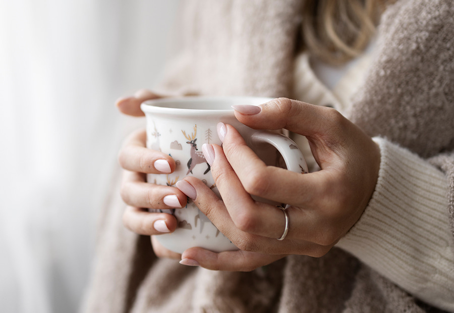 Chica con taza en las manos