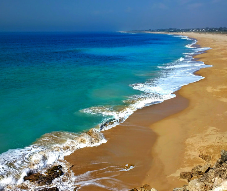 Fotografía aérea de la zona costera de la Playa del Somo en Cantabria