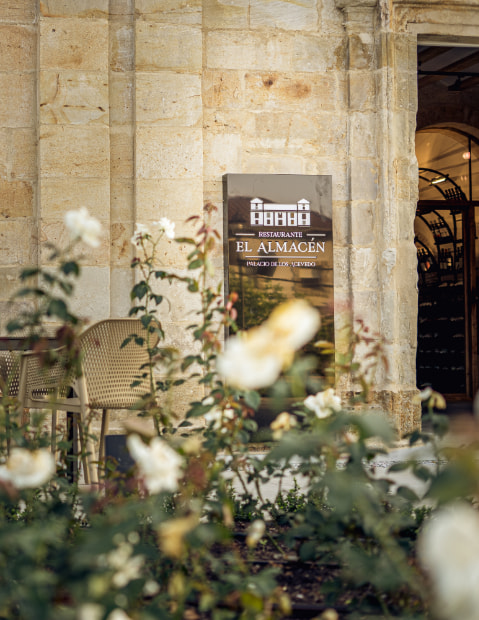 Exterior façade of the restaurant el Almacén Hoznayo