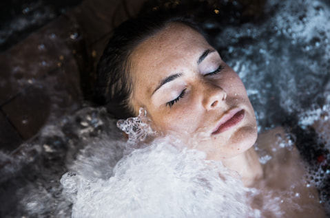 Mujer relajada en la piscina del spa