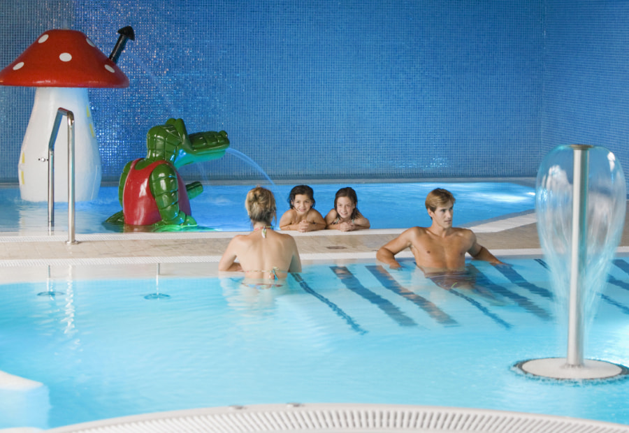 Familia disfrutando en el spa de los Apartamentos Villa Pasiega