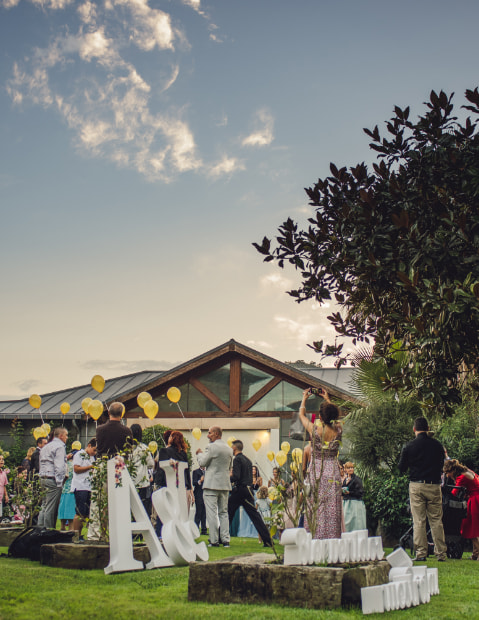 Imagen de personas celebrando en una fiesta