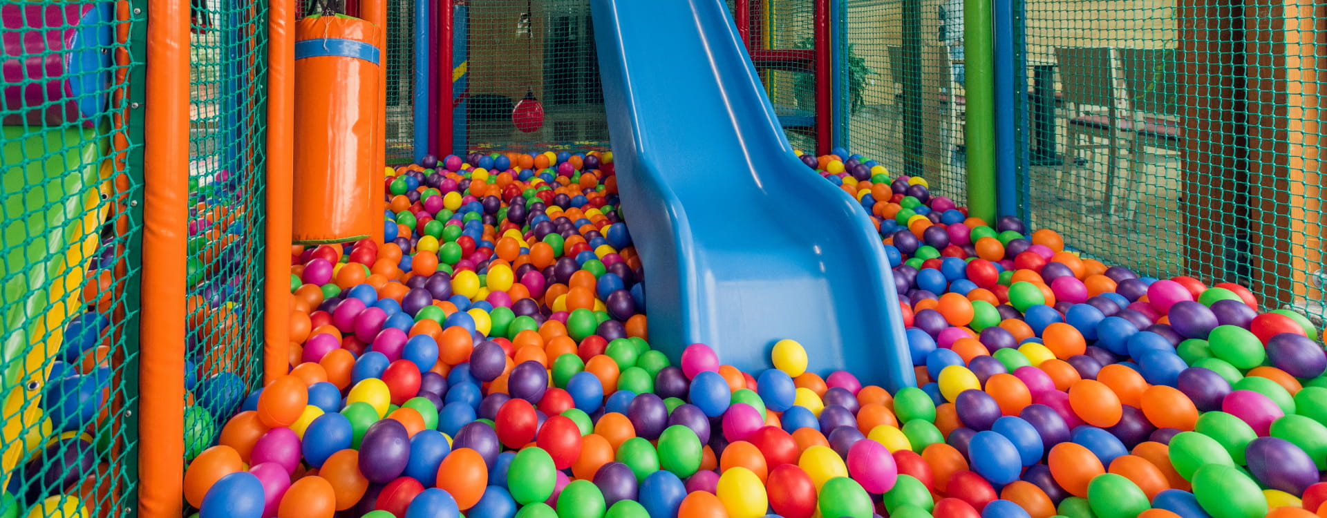 Piscina de bolas con tobogán del Grupo Los Pasiegos