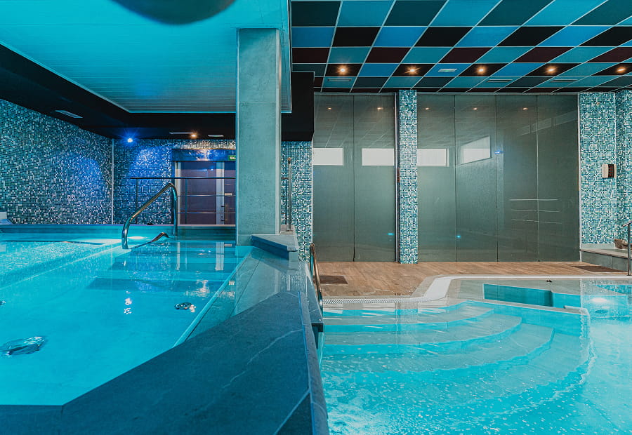 Swimming pool with jets Villa Pasiega