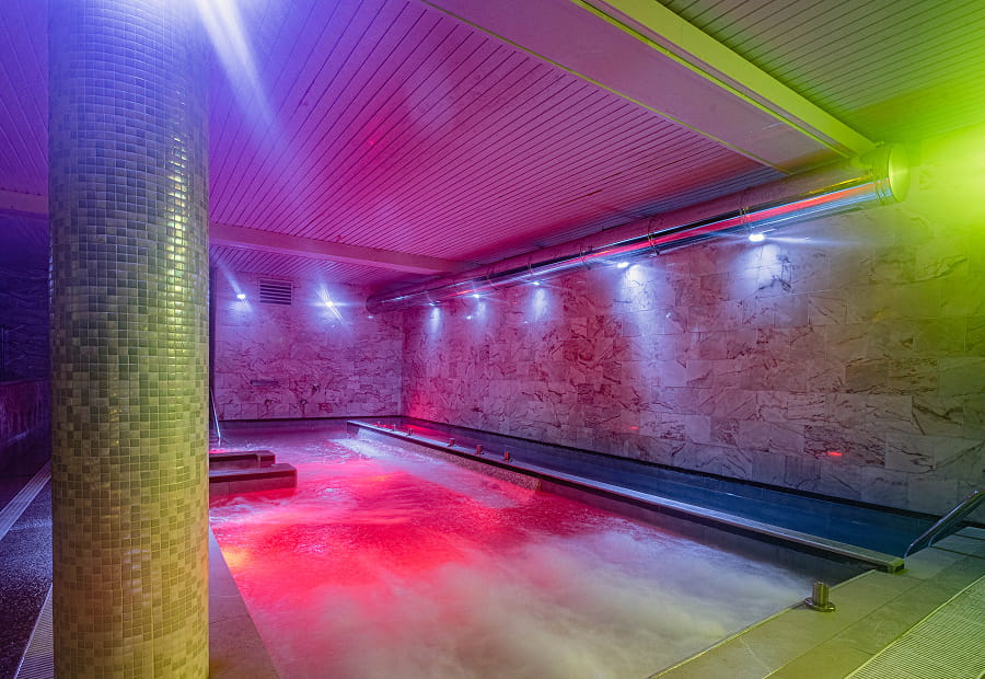 Swimming pool with jets Villa Pasiega